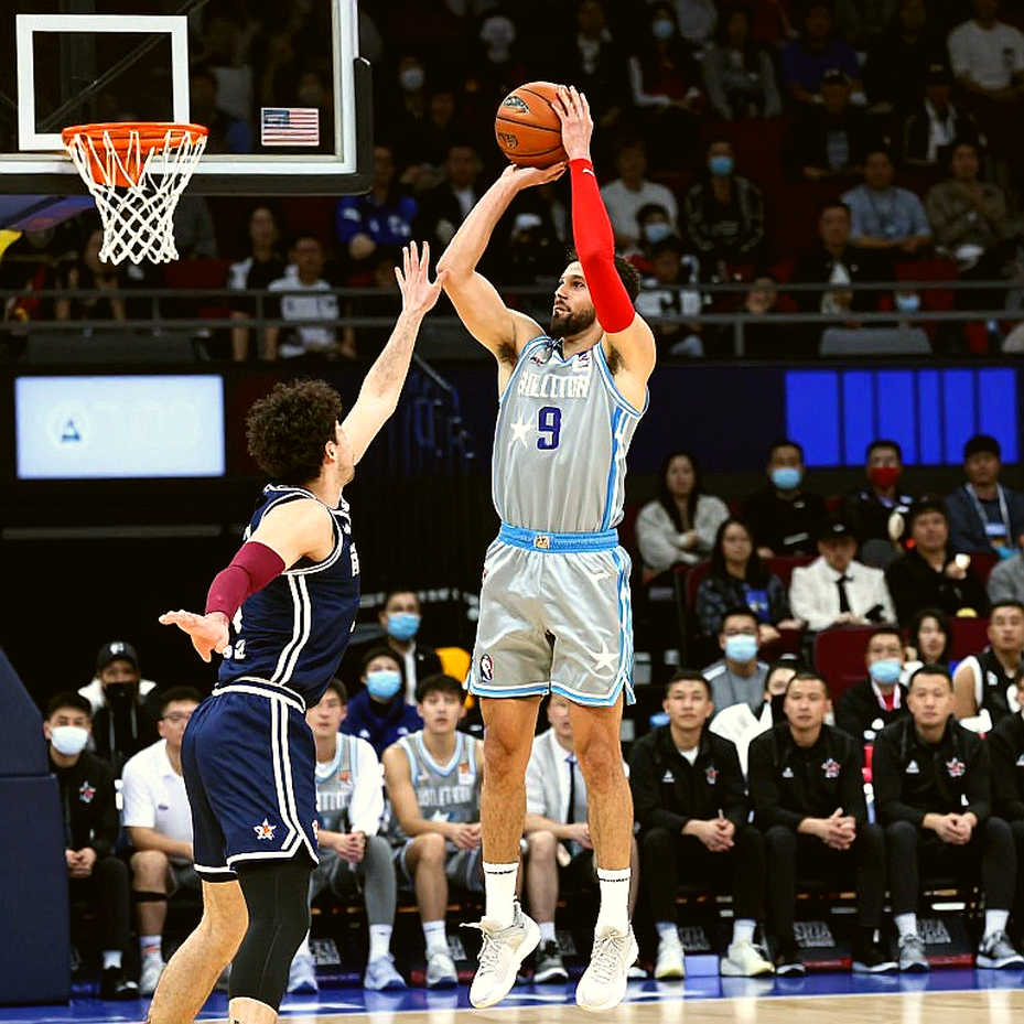 Enes Kanter Freedom kiện Chicago Sky: Chiếc áo 'adult human female' và ranh giới quyền tự do ngôn luận tại sân đấu công