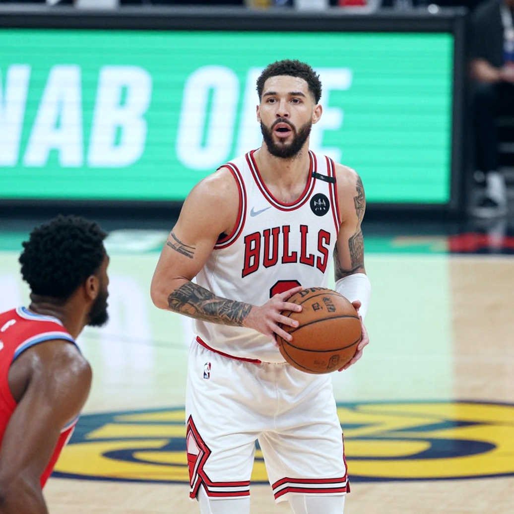 Enes Kanter Freedom kiện Chicago Sky: Chiếc áo 'adult human female' và ranh giới quyền tự do ngôn luận tại sân đấu công